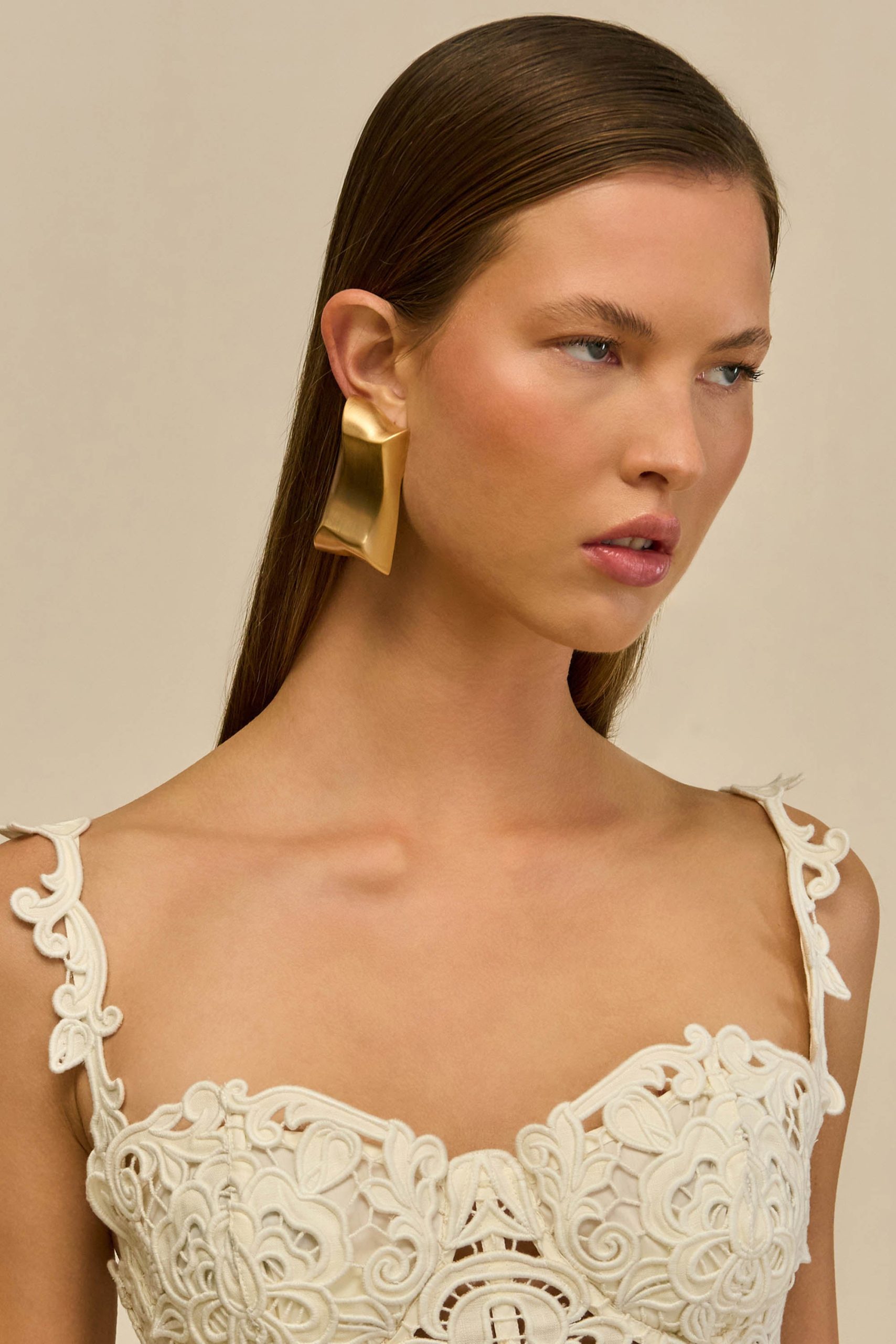 ALAYA EARRING - BRUSHED BRASS - Image 2