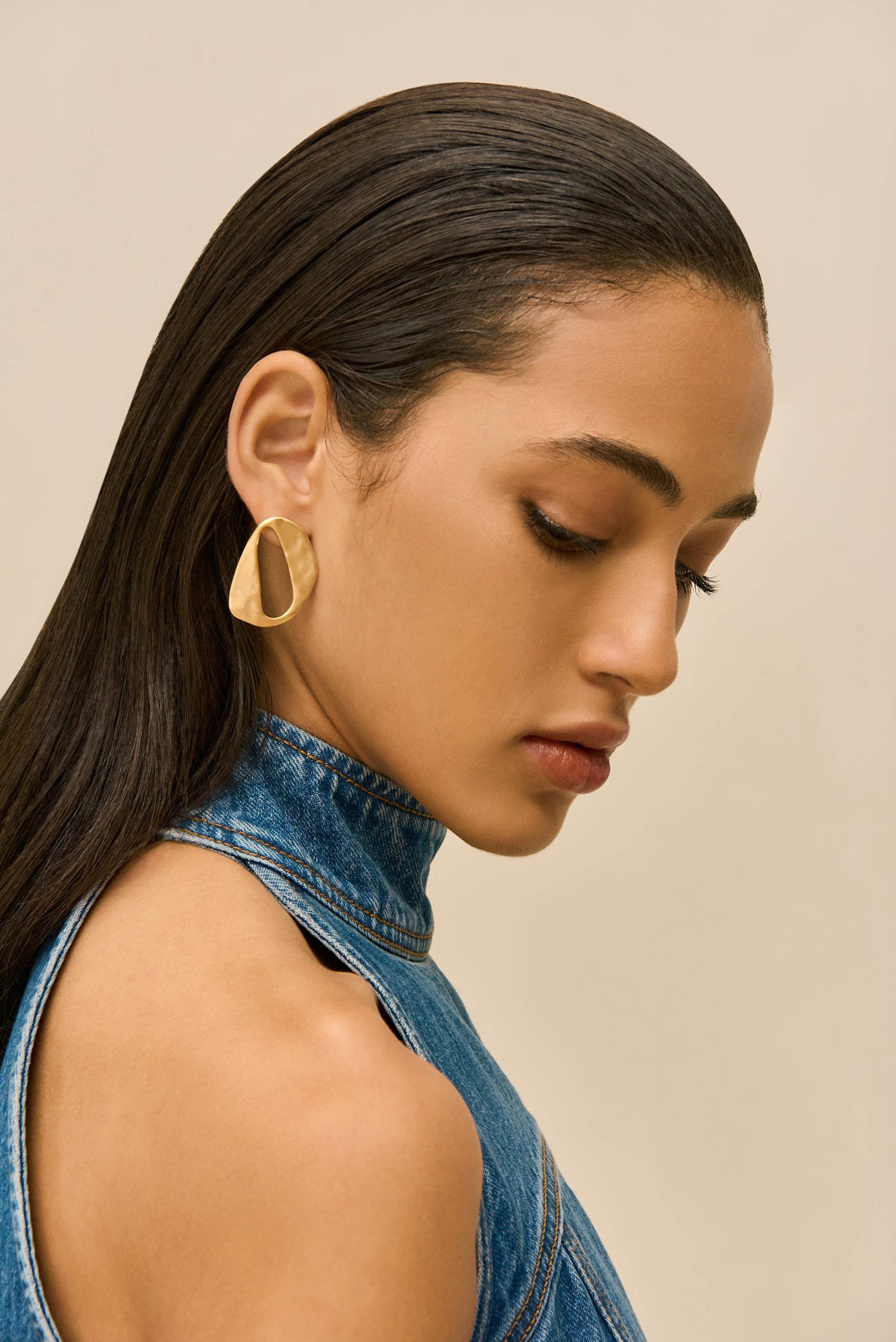 RUE MINI EARRING - BRUSHED BRASS - Image 2
